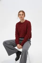 Sweater de poliéster color bordó, con diseño de ochos, corte holgado y cuello a la base.