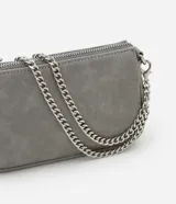 Cartera baguette color marrón con textura símil cuero, asa corta de cadena plateada y cierre superior con cremallera.