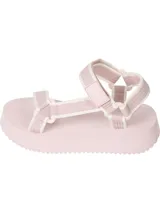 Sandalias de plataforma color rosa pálido con suela gruesa dentada. Presentan tiras de tejido trenzado rosa con bordes blancos y cierres adherentes.