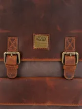 Mochila de lona color marrón con detalles en cuero color marrón oscuro. Tiene un compartimento principal con cierre de cremallera y solapa con broche imantado, bolsillo acolchado interior para laptop de 15", bolsillo interior con cierre, un bolsillo frontal con cierre, bolsillos laterales, pasador en la parte de atrás para maleta, bolsillo trasero con cierre cremallera, correas ajustables y forro interior con diseño Star Wars.