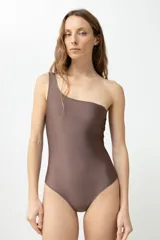 Traje de baño enterizo color chocolate, con escote asimétrico y bretel ancho.