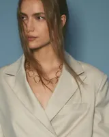 Collar plateado de alpaca con eslabones de diferentes formas y tamaños.