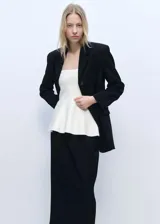 Top bandeau negro de punto fino con corte peplum.
