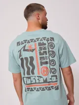 Remera de hombre color crudo con estampado en el frente y la espalda.