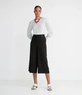 Blusa de manga larga abullonada, con cuello redondo y tejido de punto texturizado.