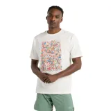 Remera color crema de corte clásico, con cuello redondo y estampado frontal con diseño de personajes y logo de New Balance.