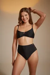 Top de bikini verde esmeralda con breteles finos y detalle de tiras entrecruzadas en el centro del busto.