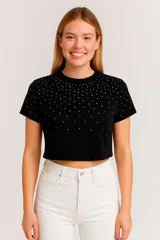 Remera corta negra con cuello redondo y apliques de strass en la parte superior.