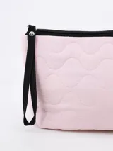Necesser acolchado color rosa pastel con cierre superior negro y tira de agarre negra.