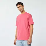 Remera rosa de corte recto y mangas cortas.