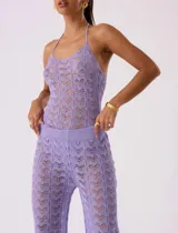 Pantalón de tejido de punto calado color lila, de corte palazzo y cintura alta.
