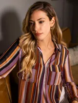 Blusa de gasa estampada de Zac & Rachel, con cuello tipo solapa y escote en V, con bolsillos delanteros.