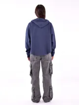 Campera con capucha color azul marino, con cierre frontal y cordones ajustables.