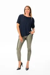 Remera azul marino de viscosa con escote redondo y mangas cortas con detalle de botones plateados.