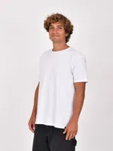 Remera negra de manga corta y cuello redondo, corte recto.