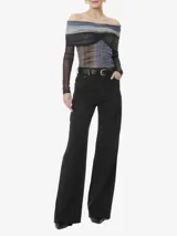 Pantalón de jean negro de tiro alto, corte acampanado y bolsillos delanteros y traseros.