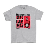 Remera gris jaspeada con estampa frontal inspirada en el álbum 'Flashpoint' de The Rolling Stones (1989/90). La estampa incluye el logo de la banda, seis versiones del icónico logo de la lengua y los labios en cuadros rojos y negros, y un diseño de una mecha encendida con una explosión.