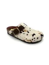 Zuecos Kiko's modelo Austin, con capellada de cuero con estampado animal print de vaca, plantilla de cuero, hebilla de ajuste lateral y suela de goma.