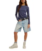 Camiseta de manga larga color blanco, de corte ajustado y cuello redondo.