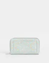 Billetera rectangular con cierre de cremallera, estampado de flores y cachemir en tonos celeste, rosa y amarillo.