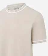 Remera de hombre, corte regular, color beige claro con cuello redondo y ribetes en contraste en el cuello y los puños de las mangas cortas.