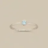 Anillo de plata 925 con topacio celeste engarzado.