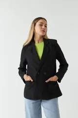 Blazer negro de algodón con bolsillos tipo cartera y cierre con botones.