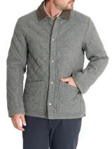 Chaqueta acolchada gris con patrón de rombos, cuello de pana marrón, cierre con broches metálicos, bolsillos frontales y bolsillo interno.