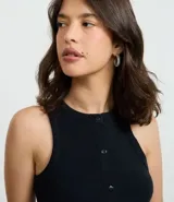 Musculosa negra de algodón con textura acanalada y botones frontales.