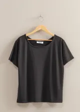 Remera negra de corte clásico y mangas cortas.