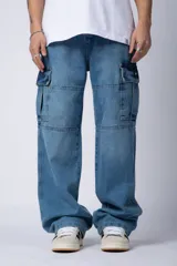 Pantalón jean azul de corte ancho, estilo cargo, con bolsillos laterales y detalles metálicos.