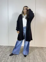 Sacón negro de punto largo con estilo oversize.