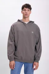 Canguro gris claro de corte holgado con capucha y diseño minimalista.