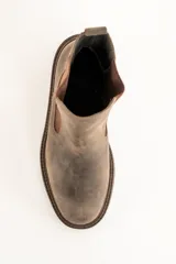 Bota marrón de cuero con elástico lateral y suela de goma.