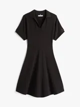 Vestido corto negro de corte evasé, con cuello tipo chomba y mangas cortas.