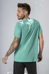 Remera negra de manga corta con bolsillo en el pecho.