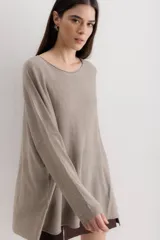 Sweater color beige de tejido de punto con lurex, de corte holgado y mangas largas.