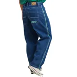 Pantalón de jean azul con corte recto y detalles de costuras en verde a los costados.