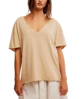 Remera color beige de algodón, con escote en V profundo, mangas cortas y corte holgado.