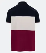 Polo de hombre de corte regular, confeccionada en algodón, con cuello clásico, mangas cortas y diseño de bloques de color: azul marino en la parte superior, blanco en el centro y rojo borgoña en la parte inferior.