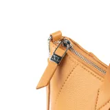 Cartera tote color camel de cuero sintético, con doble asa corta y correa larga regulable extraíble. Tiene cierre superior, bolsillo frontal con cierre y bolsillos internos abiertos y con cierre.