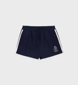 Short deportivo azul marino con cintura elástica ajustable con cordón, logo bordado en blanco y rayas laterales blancas.