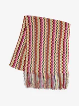 Bufanda tipo chalina Missoni con diseño de ondas multicolores y flecos.