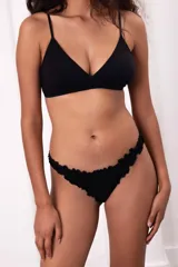 Vedetina de algodón negra con terminaciones fruncidas en los bordes.