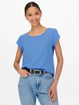 Remera celeste de manga corta con cuello redondo.
