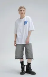 Remera blanca de corte holgado con estampado azul de diseño geométrico y aves.