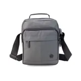 Morral gris de nylon con correa regulable, asa de mano, cierre superior y múltiples bolsillos con cierre al frente y atrás.