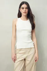 Musculosa blanca de punto canalé fino, sin mangas y con lazos ajustables en los laterales.