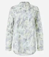 Camisa de tricolina con estampado abstracto en tonos gris, blanco y amarillo. Tiene cuello padre, abotonado delantero y mangas largas con puños abotonados.