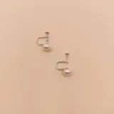 Aros colgantes de plata 925 con perlas de río blancas.